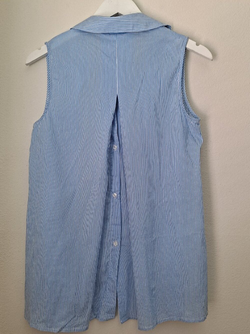 NWOT split back button down sleeveless top